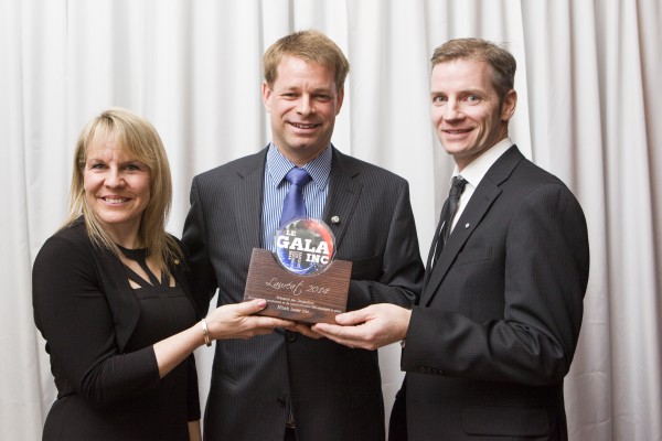 Prix remis par Desjardins (de gauche à droite : Madame Sylvie Marchand, directrice général Desjardins, Monsieur François Dubuc, président de Nitek Laser et Monsieur Alain Blais, directeur principal développement des affaires entreprise Desjardins.